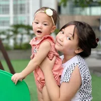 8 Potret Nala Kania Anak Mona Ratuliu Momong Adiknya, Baby Numa Belajar Balet Pakai Baju Renang
