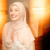8 Potret Natasha Rizky Tampil Cantik di Premier Film 'Keajaiban Air Mata Wanita', Ditemani Anak-Anak dan Ibu Tersayang