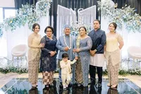 8 Potret Nathalie Holscher Cantik Berkebaya di Pernikahan Adiknya, Pamer Curi Bunga dari Pengantin - Pengin Nyusul?