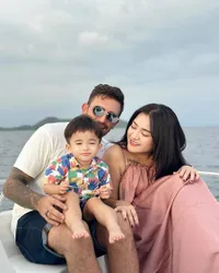 8 Potret Nathalie Holscher dan Ladislao Liburan Bertiga Bareng Adzam, Netizen 'Tuntut' Segera Halal 