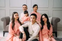 8 Potret Naura Ayu Kompak Rayakan Lebaran Bersama Keluarga, Adik Bungsu Ikut Sungkem Curi Perhatian