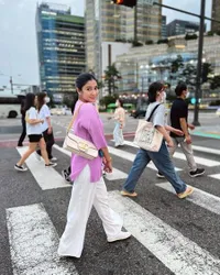 8 Potret Naysila Mirdad di Korea, Hujan-Hujanan Bareng Lydia Kandou dan Dimas Anggara - Netizen Salfok ke Perut Rata