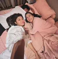 8 Potret Naysilla Mirdad Bintang Sinetron 'TERTAWAN HATI' Rayakan Ulang Tahun Ibunya, Beri Kejutan Manis Tengah Malam