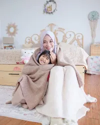 8 Potret Neng Ina Cucu Aa Gym yang Makin Cantik Menggemaskan - Dekat dengan Sang Ibu Ghaida Tsurayya 