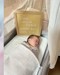 8 Potret Newborn Photoshoot Kyarra Putri Jessica Mila, Cantik Bak Bidadari Cilik dengan Bando Bunga - Bergaya Bak Pengacara