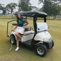 8 Potret Nia Ramadhani Main Golf, Mini Skirt Jadi Sorotan - Ungkap Sahabat Main Terbaik