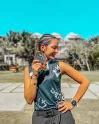 8 Potret Nia Ramadhani Pamer Perut Rata Usai Half Marathon di Bali, Tampil Hot Bak Gadis Remaja