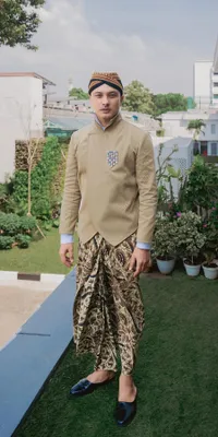 8 Potret Nicholas Saputra Jadi Mas-mas Jawa Kala Upacara 17 Agustus di Istana Negara, Bikin Cewek Pengen Manggil Sayang