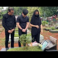 8 Potret Nicky Tirta ke Makam Vanessa Angel, Ditemani Pak Doddy dan Mayang