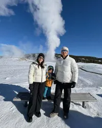 8 Potret Nikita Willy dan Indra Priawan Liburan ke Taman Nasional Yellowstone, Ajak Buah Hati Nikmati Keindahan Alam
