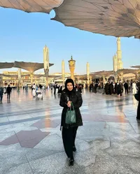 8 Potret Nindy Ayunda Umrah Bareng Ibunda, Rayakan Hari Ulang Tahun di Mekkah - Beruntung Bisa Datang 2 Kali ke Raudhah Dalam Sehari
