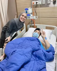 8 Potret Nycta Gina Dampingi Rizky Kinos yang Sedang Dirawat di Rumah Sakit Karena Operasi Saraf Kejepit