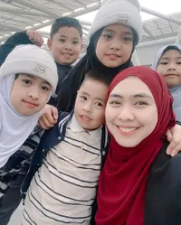 8 Potret Oki Setiana Dewi dan Anak Puasa di Mesir, Nikmati Momen Buka Puasa Bersama Warga Lokal - Tarawih Pertama