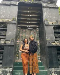 8 Potret Olivia Zalianty Bersama Suami yang Jauh dari Sorotan, Lengket Bak Perangko di Kondangan
