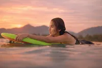 8 Potret Olla Ramlan Main Surfing dan Berenang di Laut Bareng Tristan Molina