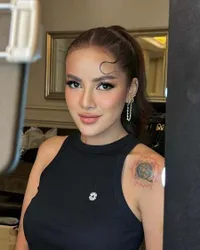 8 Potret Olla Ramlan Tampil Anggun dengan Dress Hitam dan Makeup Flawless