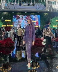 8 Potret Olla Ramlan yang Makin Ramping, Cantik Dalam Balutan Kebaya Ungu - Kondangan Ditemani Anak Laki-Lakinya