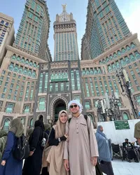 8 Potret Omesh dan Dian Ayu Akhirnya Bisa Umrah Bersama Setelah 10 Tahun Menikah, Saling Genggam Tangan Berdoa untuk Kelanggengan Rumah Tangga di Depan Ka'bah