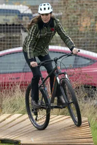8 Potret OOTD ala Kate Middleton, Selalu Pakai Topi Unik dan Nggak Pernah Kehabisan Warna!