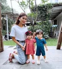 8 Potret OOTD Anak Kembar Syahnaz Sadiqah, Sudah Stylish dan Menggemaskan Sejak Lahir