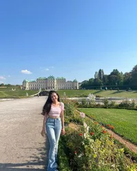 8 Potret OOTD Beby Tsabina yang Lagi Liburan Seru ke Vienna Austria, Cantik dan Gayanya Nggemesin Banget!