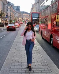 8 Potret OOTD Donna Harun Selama di London, Dijuluki Nenek Gaul - Jalan-jalan Pakai Piyama Tetap Stylish