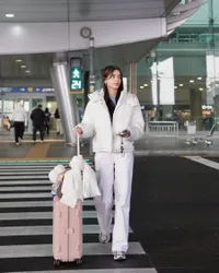 8 Potret OOTD Sabrina Chairunnisa Saat Liburan ke Korea Selatan, Jalanan Seoul Seolah jadi Runway - Tetap Menawan Meski Tanpa Riasan