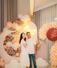 8 Potret Pamela Bowie Gelar Gender Reveal Kehamilan Pertamanya, Sedang Mengandung Anak Laki-laki