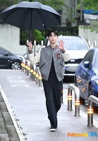 8 Potret Park Bo Gum Datang ke Lokasi Syuting 'The Seasons', Tetap Full Senyum Meski Diguyur Hujan