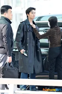 8 Potret Park Seo Joon Berangkat ke Paris, Ganteng Pakai Mantel Kulit - Bikin Meleleh Pas Pose Hati