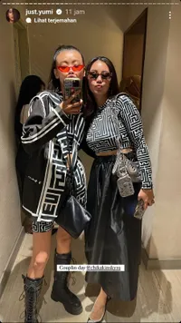8 Potret Pasangan Sesama Jenis Chika Kinsky dan Yumi Kwandy Ramaikan Citayam Fashion Week, Model Asli Turun Gunung - Serasi Pakai Baju Couple