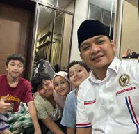 8 Potret Pasha Ungu Perlihatkan Momen Tarawih Bersama Keluarga, Konsisten Pakai Kaos Oblong Putih