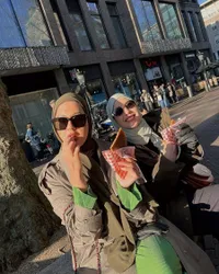 8 Potret Paula Verhoeven & Tya Ariestya Makan di Jalanan Belanda, Ada Momen Kocak Paula Dikira Punya Bisnis Bus