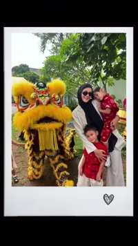 8 Potret Paula Verhoeven Temani Anak Lihat Barongsai di Sekolah, Raut Wajah Bahagia Terlihat