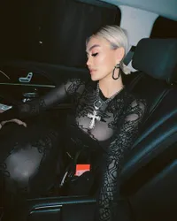8 Potret Penampilan Agnez Mo yang Bikin Minder ABG Jelang Usia 40, Ancam Netizen yang Sebut dirinya Nenek-Nenek Hip Hop