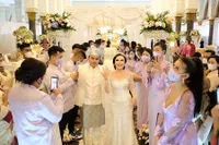 8 Potret Penampilan Awkarin di Hari Pernikahan Sarah Gibson, Stunning Jadi Bridesmaid - Disorot Gara-gara Gandeng Dua Mantan Kekasih