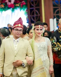 8 Potret Penampilan Chen Giovani Istri Fritz Hutapea Kala Resepsi, Cantik dengan Baju Pengantin Adat Batak
