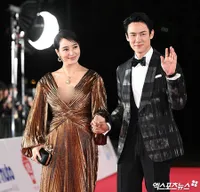 8 Potret Penampilan Gorgeous Kim Hye Soo Pakai Dress Belahan Dada Rendah di Usia 53 Tahun