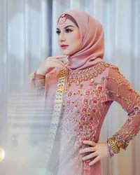 8 Potret Penampilan Irish Bella di Ulang Tahun Sonny Septian, Cantik Bak Gadis India