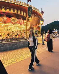 8 Potret Penampilan Momo Geisha Selama Berlibur di Disneyland Hongkong, Tampil Kece Saat Momong Anak-Anaknya
