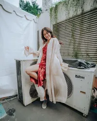 8 Potret Penampilan Panggung Widi Vierra yang Nyentrik Abis, Tetap Cantik Saat Pakai Piyama hingga Baju Lurik - Sarung Tangan Warna-Warni Jadi Andalan