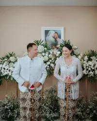 8 Potret Pengajian Pernikahan Kalina dan Vicky Prasetyo, Usung Budaya Jawa Serba Putih - Siap Berumah Tangga