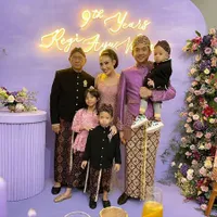 8 Potret Perayaan Anniversary Ayu Dewi dan Regi Datau, Dandan Pakai Baju Pengantin 9 Tahun Lalu