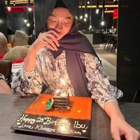 8 Potret Perayaan Sederhana Ulang Tahun Poppy Bunga, Dinner Bareng Suami dan Anak Tercinta