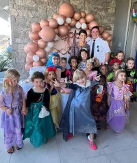 8 Potret Perayaan Ulang Tahun Amaira Anak Farah Quinn, Bertema Pesta Kostum Ala Halloween - Kompakan Jadi Pilot dan Pramugari Bareng Suami Bule