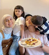 8 Potret Perayaan Ulang Tahun Rizky Kinos Digelar Sederhana Bersama Keluarga - Awet Muda di Usia 37 Tahun