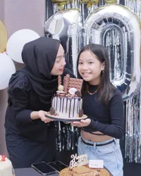 8 Potret Perayaan Ultah Aqila Ramadhani Anak Tiri Zaskia Gotik Bareng Imel Putri Cahyati, Paras Cantik dan Penampilan Disorot