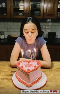 8 Potret Perayaan Ultah Eva Celia yang ke-31, Dirayakan Sederhana di Dapur Rumah - Sophia Pesan Kue Dadakan
