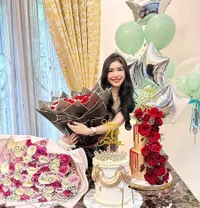 8 Potret Perayaan Ultah ke-26 Rica Andriani, Bahagia Bareng Suami dan Anak - Bagi Santunan 