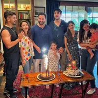 8 Potret Perayaan Ultah ke-52 Saif Ali Khan, Pesta Sederhana Bareng Keluarga - Kareena Jahil Abis